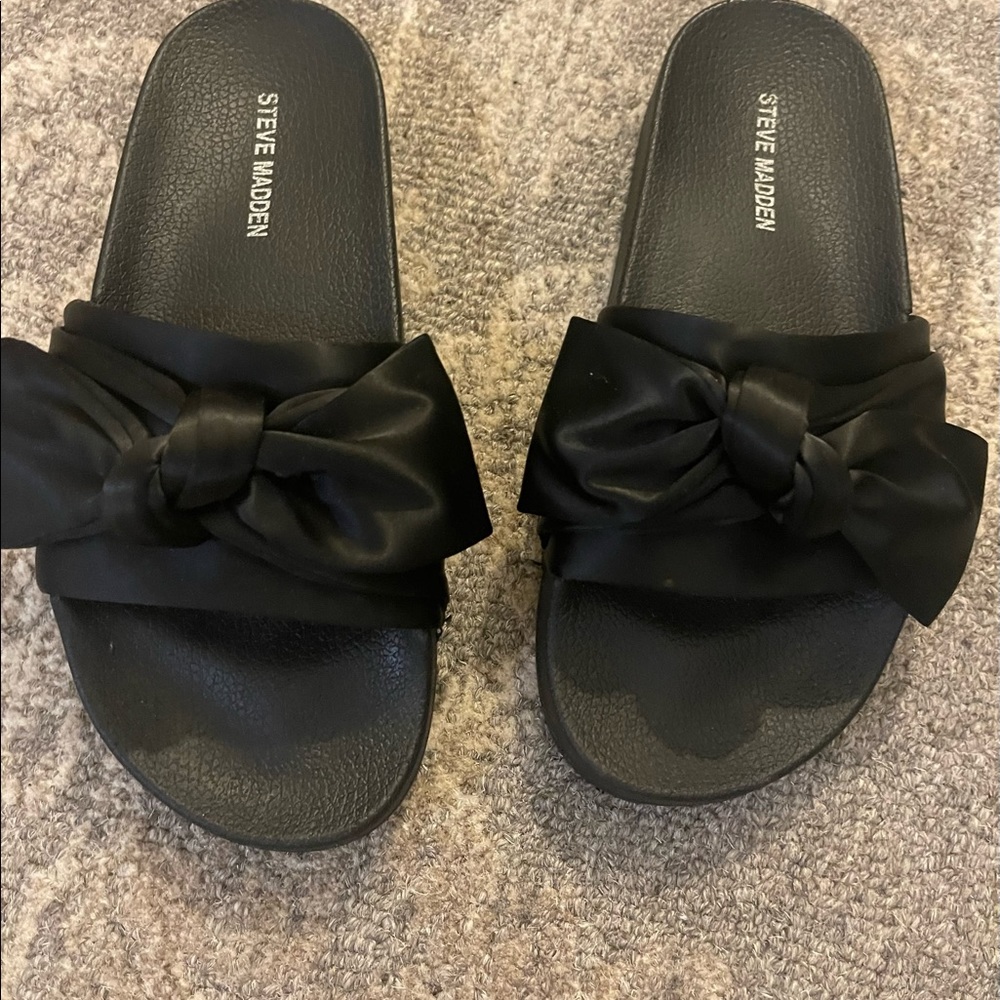 Steve Madden slide sandal. black size 7. Satin bow decor.